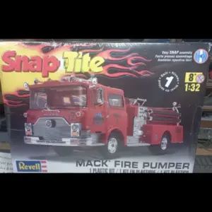 Snap Tite Mack Fire Pumper. Revel, escala 1/32